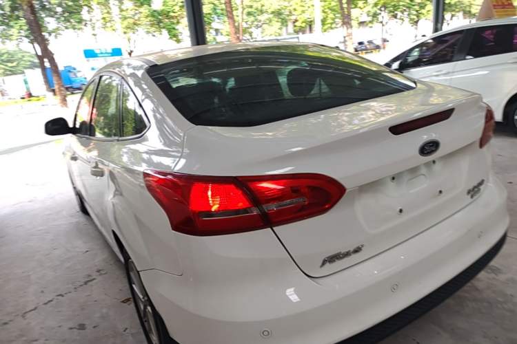 Used Ford Focus 2015 Sedan EcoBoost 125 Automatic Supreme Style Edition Exterior 2