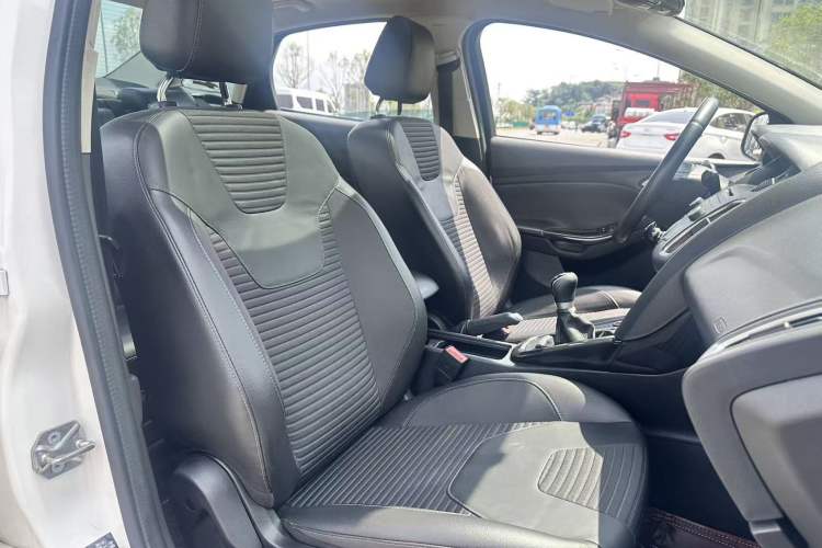 Used Ford Focus 2015 Sedan 1.6L Manual Fashion Edition Exterior 2