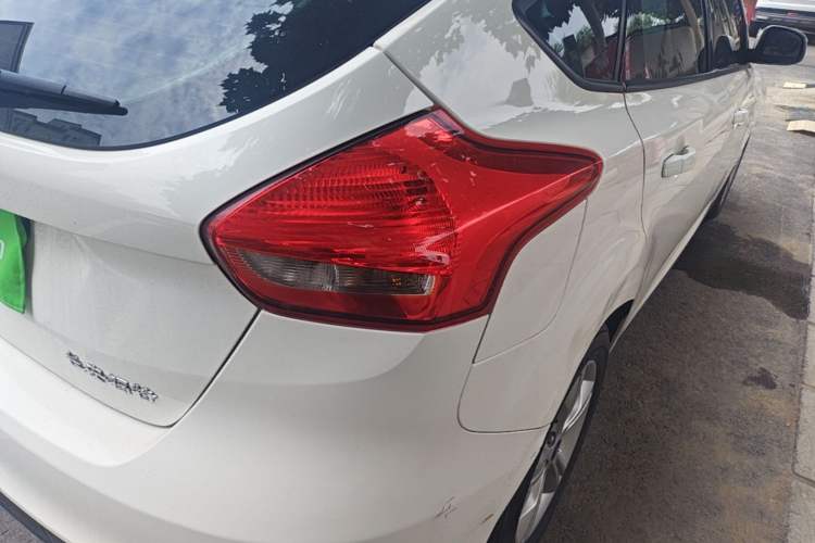 Used Ford Focus 2015 Hatchback 1.6L Automatic Comfort Model Exterior 3