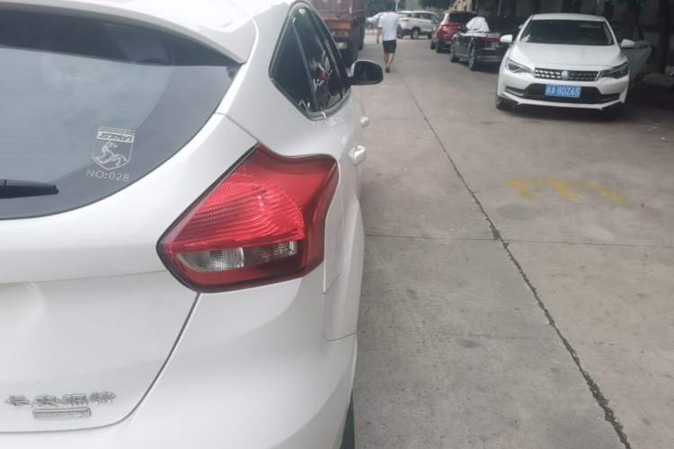 Used Ford Focus 2015 Hatchback EcoBoost 180 Automatic Elite Model Exterior 3