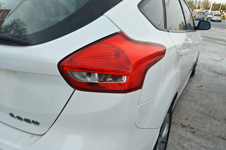 Used Ford Focus 2015 Hatchback 1.6L Automatic Comfort Model Exterior 3