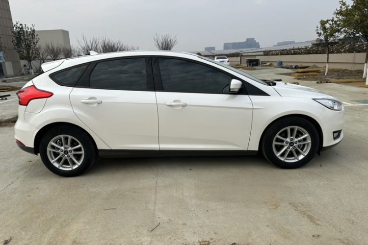 Used Ford Focus 2015 Hatchback EcoBoost 125 Manual – Ultra-Style Edition Exterior 3