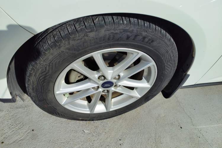 Used Ford Focus 2015 Sedan 1.6L Automatic Trend Model Exterior 3