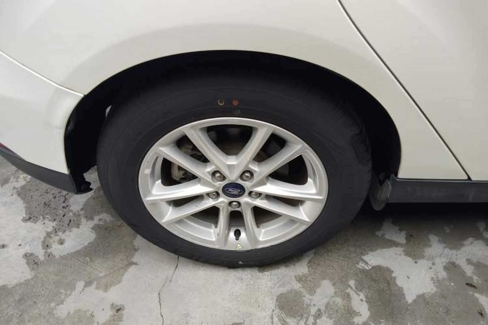 Used Ford Focus 2015 Hatchback 1.6L Automatic Fashion Edition Exterior 3