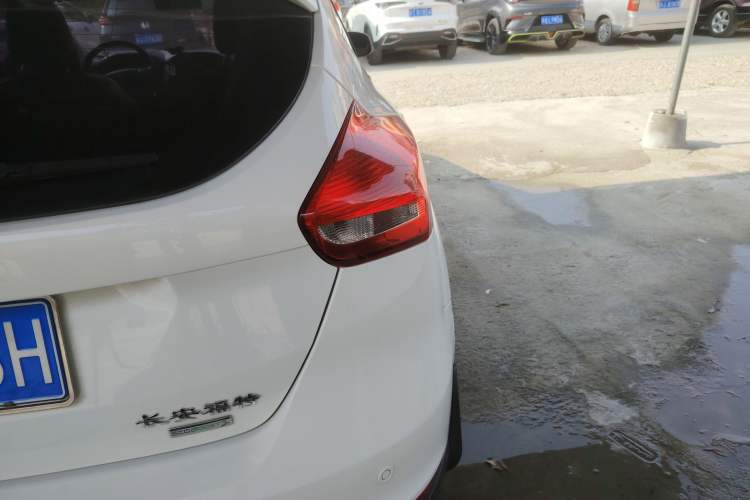 Used Ford Focus 2015 Hatchback EcoBoost 125 Automatic Supreme Style Edition Exterior 3