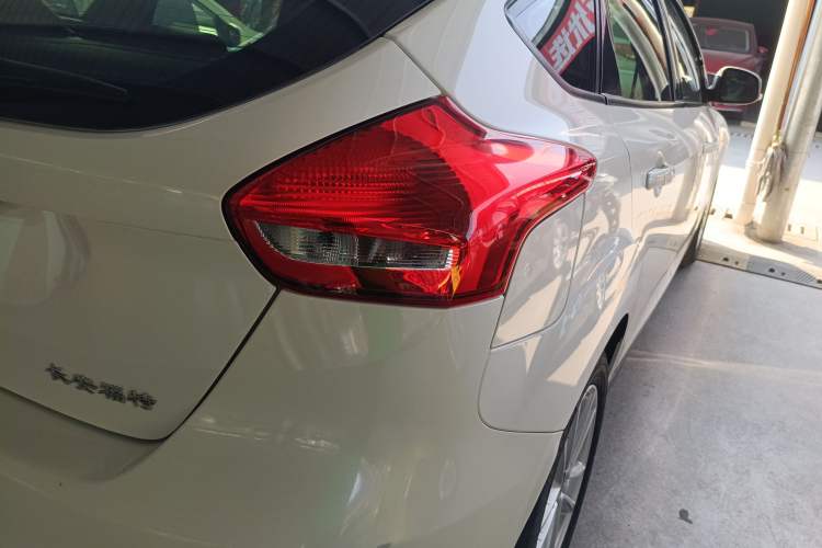Used Ford Focus 2015 Hatchback 1.6L Automatic Fashion Edition Exterior 3
