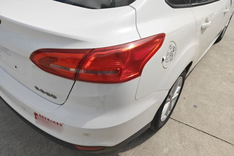 Used Ford Focus 2015 Sedan 1.6L Manual Fashion Edition Exterior 3