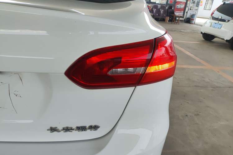 Used Ford Focus 2015 Sedan 1.6L Automatic Trend Model Exterior 3