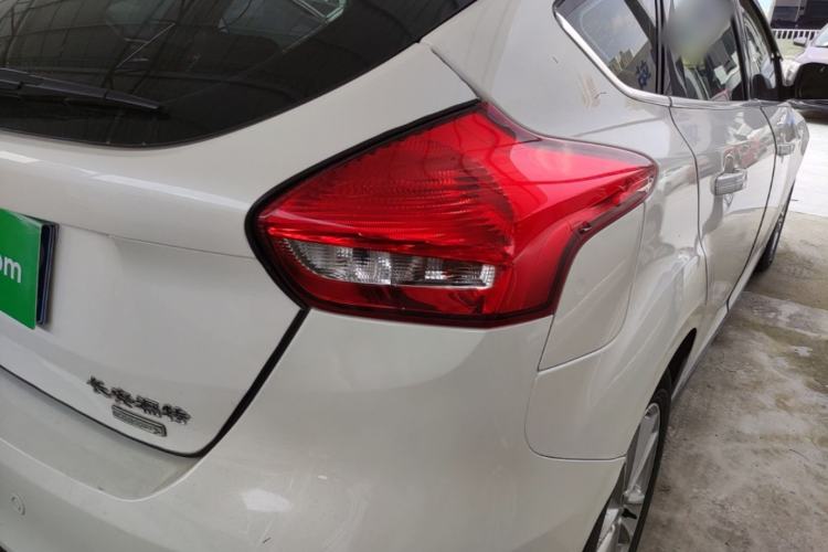 Used Ford Focus 2015 Hatchback EcoBoost 180 Automatic Elite Model Exterior 3
