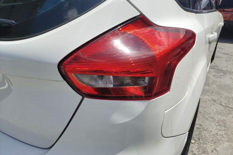 Used Ford Focus 2015 Hatchback 1.6L Manual Fashion Edition Exterior 3
