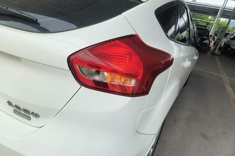 Used Ford Focus 2015 Hatchback EcoBoost 125 Automatic Supreme Style Edition Exterior 3