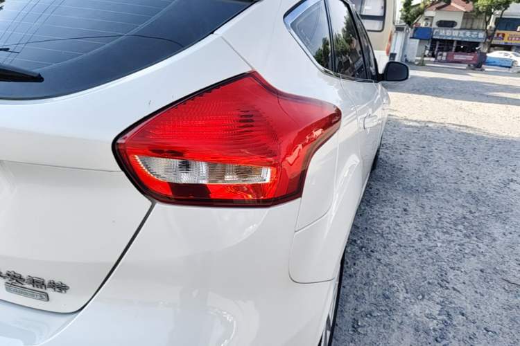 Used Ford Focus 2015 Hatchback EcoBoost 125 Automatic Supreme Style Edition Exterior 3