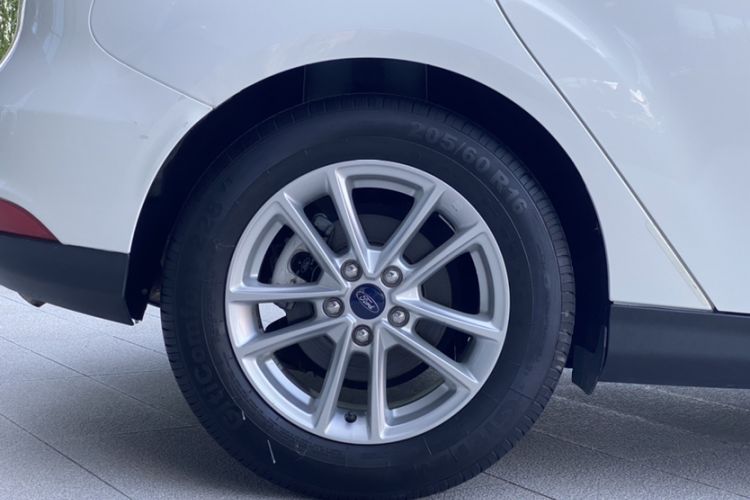 Used Ford Focus 2015 Hatchback 1.6L Manual Fashion Edition Exterior 3
