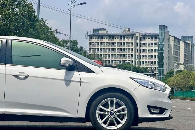 Used Ford Focus 2015 Sedan 1.6L Manual Fashion Edition Exterior 3