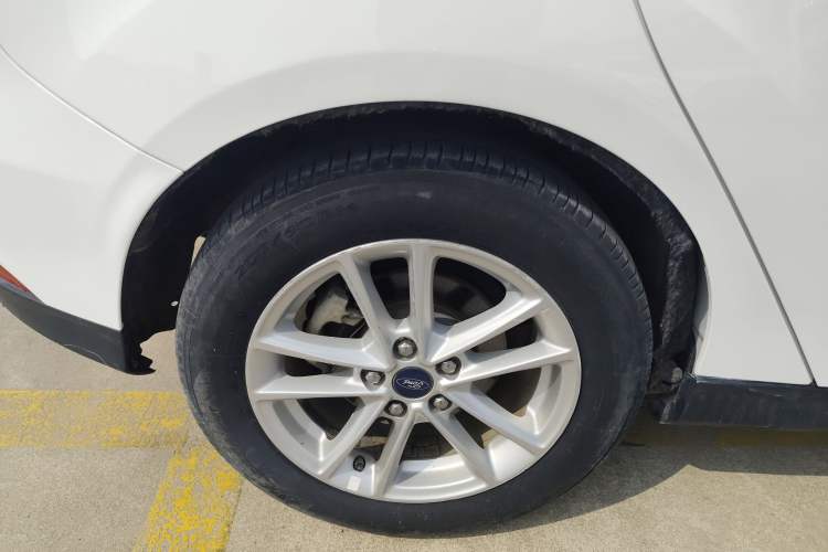 Used Ford Focus 2015 Hatchback 1.6L Automatic Fashion Edition Exterior 4