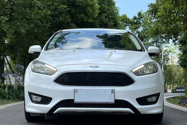 Used Ford Focus 2015 Hatchback EcoBoost 180 Automatic Sport Model Exterior 4