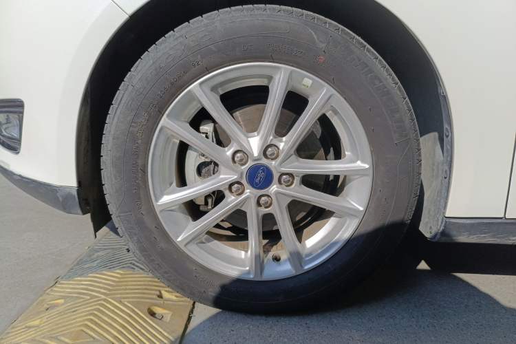 Used Ford Focus 2015 Hatchback 1.6L Automatic Fashion Edition Exterior 4