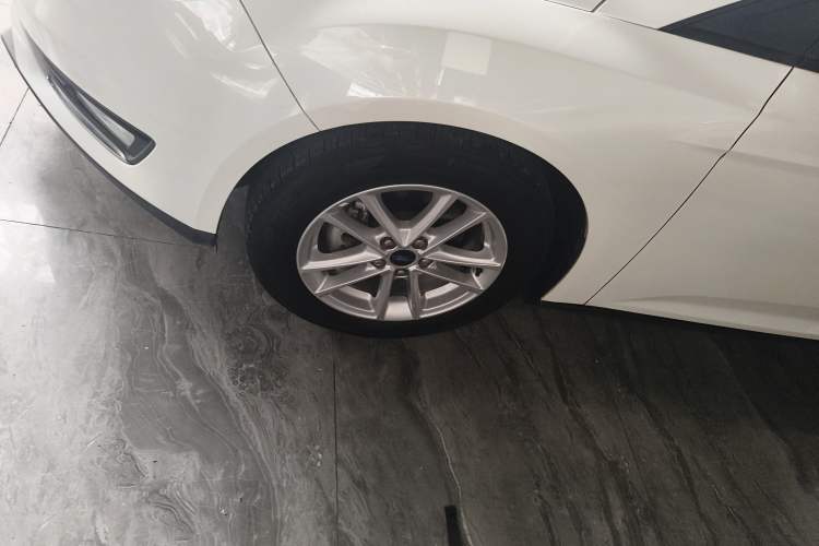 Used Ford Focus 2015 Hatchback 1.6L Automatic Fashion Edition Exterior 4