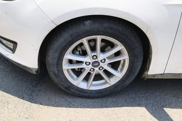 Used Ford Focus 2015 Sedan EcoBoost 125 Automatic Supreme Style Edition Exterior 4