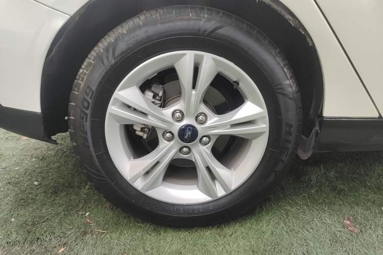 Used Ford Focus 2015 Hatchback 1.6L Automatic Comfort Model Exterior 4