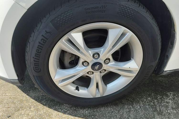 Used Ford Focus 2015 Hatchback 1.6L Automatic Comfort Model Exterior 4