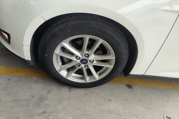 Used Ford Focus 2015 Hatchback EcoBoost 125 Automatic Supreme Style Edition Exterior 4
