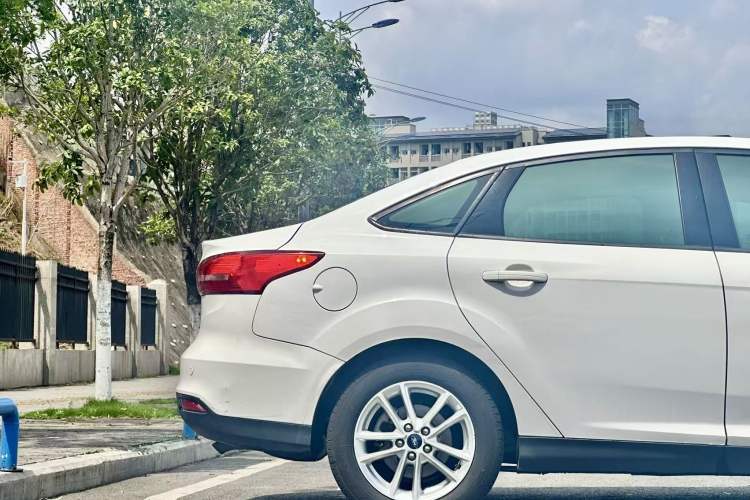 Used Ford Focus 2015 Sedan 1.6L Manual Fashion Edition Exterior 4