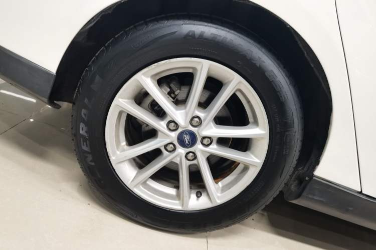 Used Ford Focus 2015 Sedan 1.6L Manual Fashion Edition Exterior 5