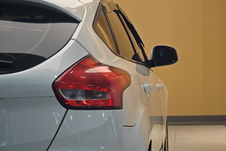 Used Ford Focus 2015 Hatchback 1.6L Automatic Comfort Model Exterior 5