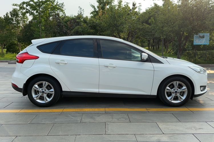 Used Ford Focus 2015 Hatchback 1.6L Automatic Comfort Model Exterior 5