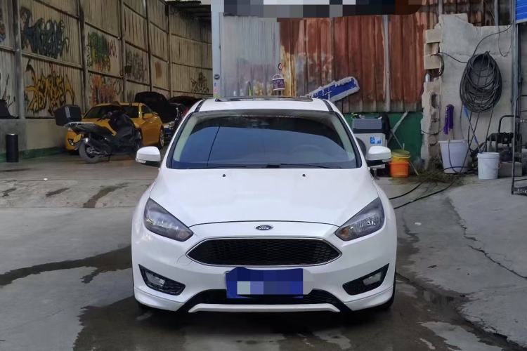 Used Ford Focus 2015 Hatchback EcoBoost 180 Automatic Sport Model Exterior 5