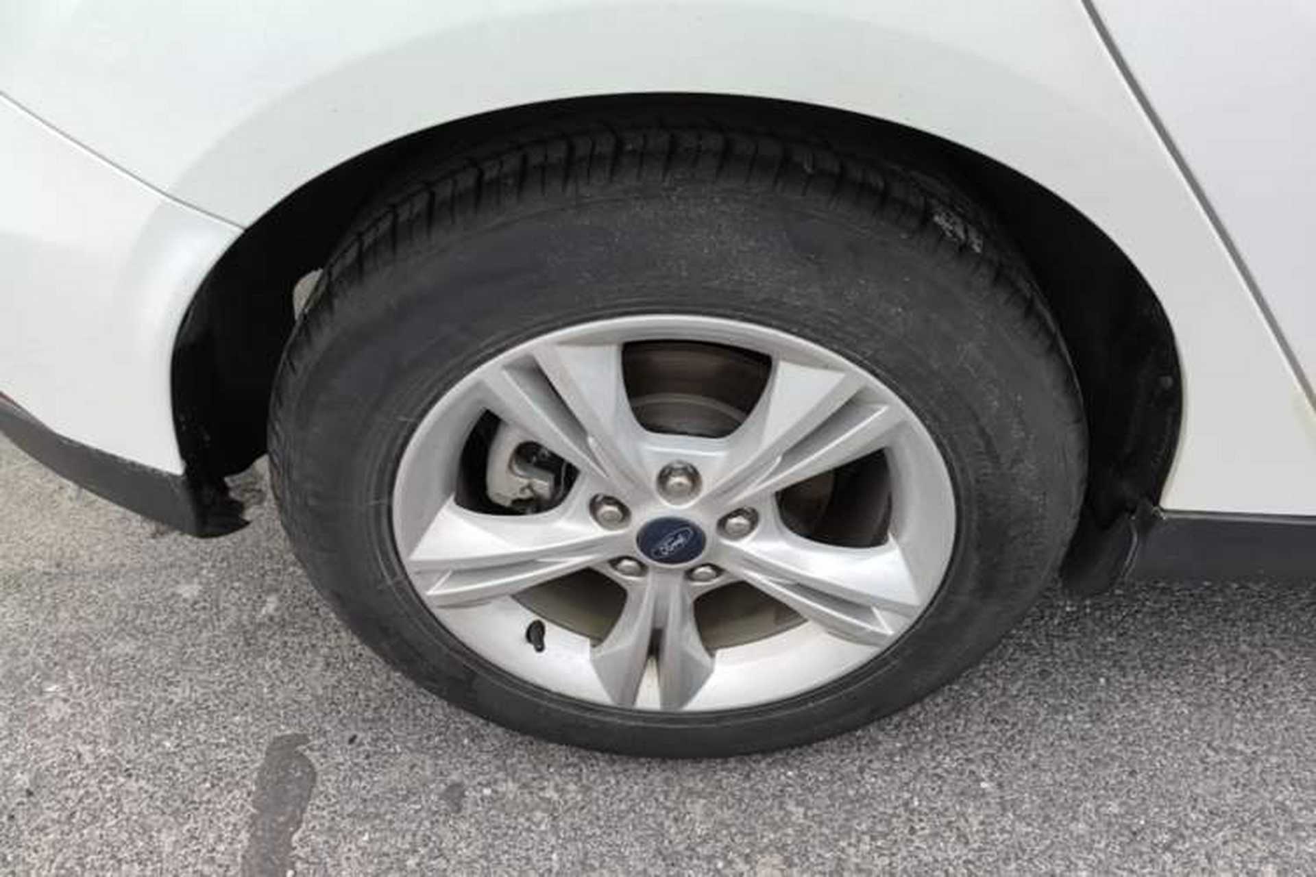 Used Ford Focus 2015 Hatchback 1.6L Automatic Comfort Model Exterior 5