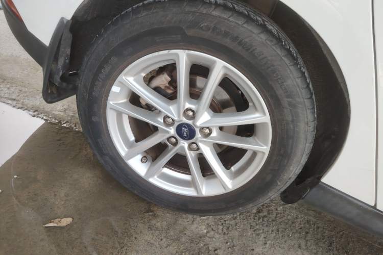 Used Ford Focus 2015 Hatchback EcoBoost 125 Automatic Supreme Style Edition Exterior 5