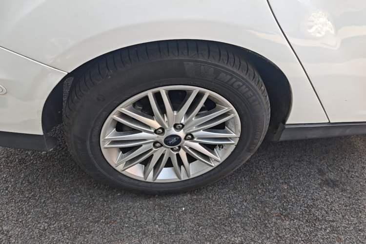 Used Ford Focus 2015 Sedan EcoBoost 180 Automatic Flagship Model Exterior 5