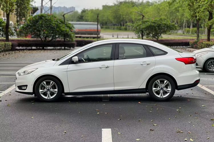 Used Ford Focus 2015 Sedan 1.6L Automatic Comfort Model Exterior 5