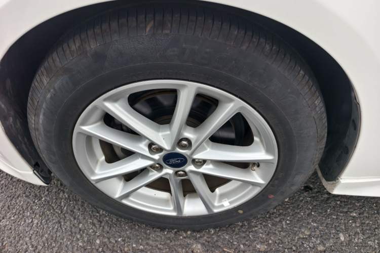 Used Ford Focus 2015 Hatchback EcoBoost 180 Automatic Elite Model Exterior 5
