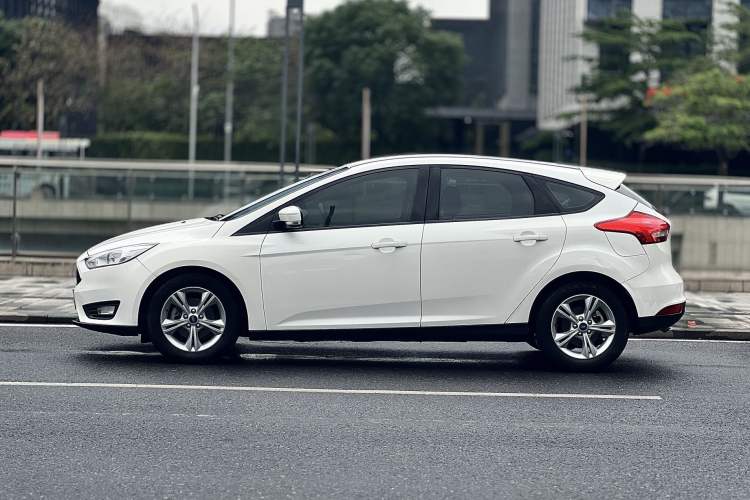 Used Ford Focus 2015 Hatchback 1.6L Automatic Comfort Model Exterior 6