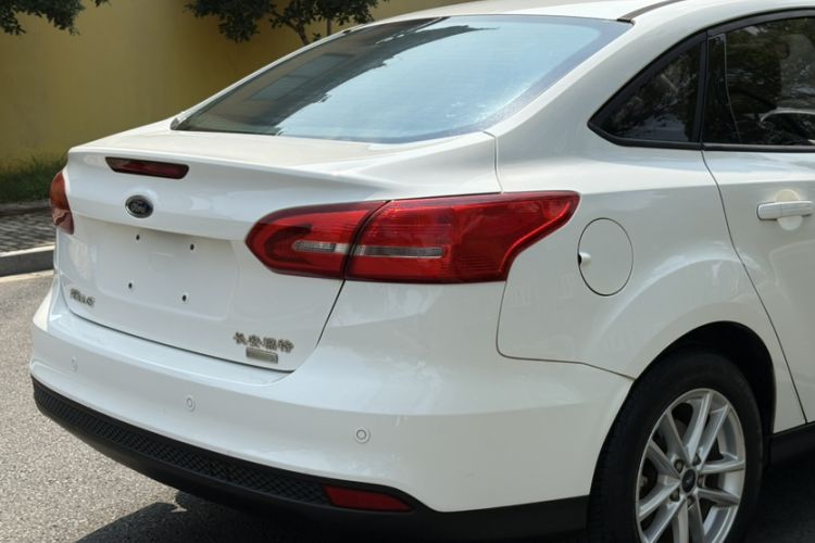 Used Ford Focus 2015 Sedan EcoBoost 125 Automatic Supreme Style Edition Exterior 6