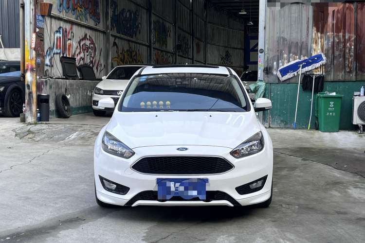 Used Ford Focus 2015 Hatchback EcoBoost 180 Automatic Sport Model Exterior 6