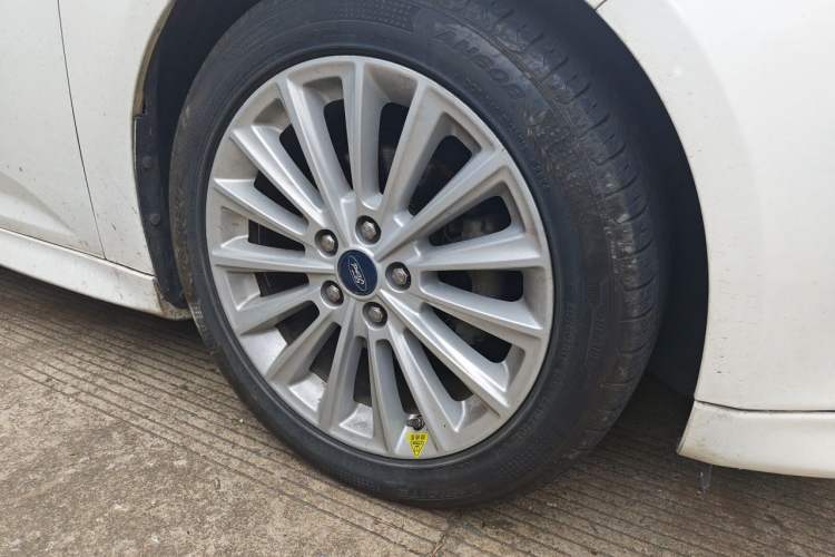 Used Ford Focus 2015 Hatchback EcoBoost 180 Automatic Sport Model Exterior 7