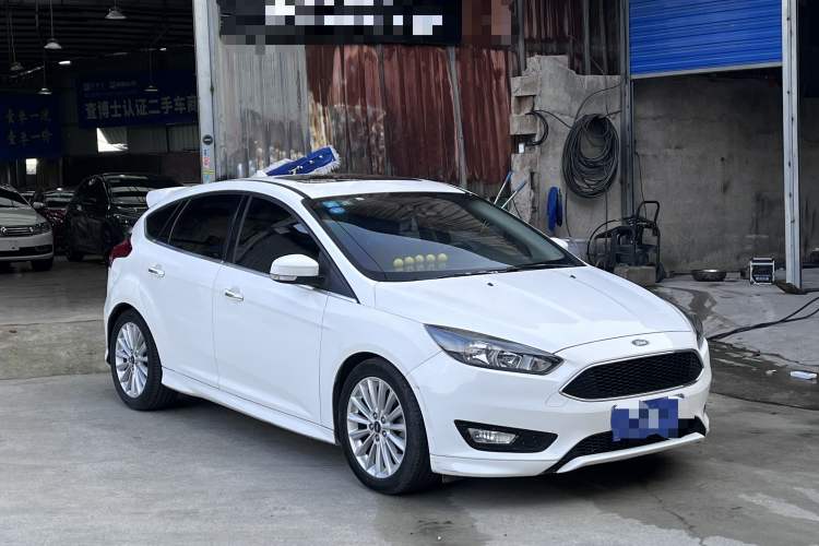 Used Ford Focus 2015 Hatchback EcoBoost 180 Automatic Sport Model Exterior 7