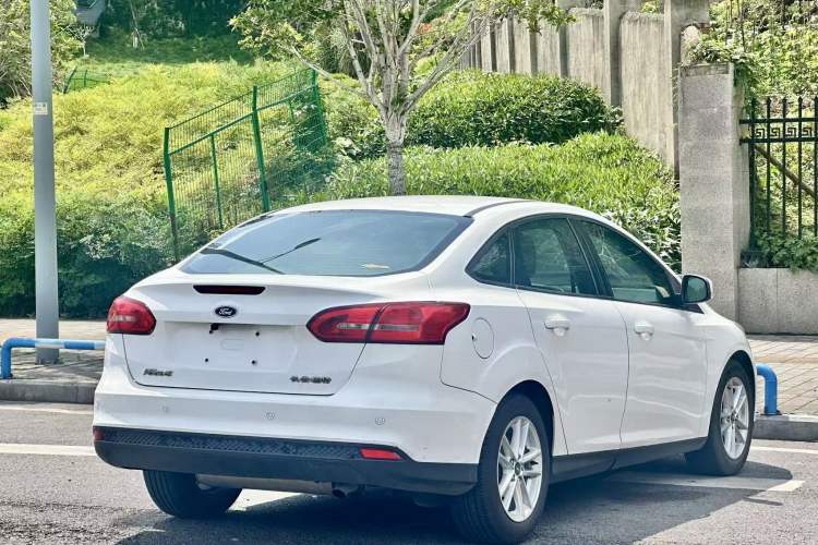 Used Ford Focus 2015 Sedan 1.6L Manual Fashion Edition Exterior 7