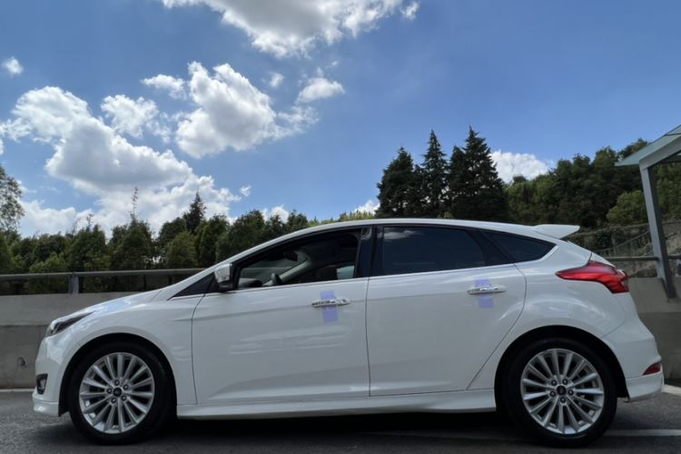 Used Ford Focus 2015 Hatchback EcoBoost 180 Automatic Sport Model Exterior 8