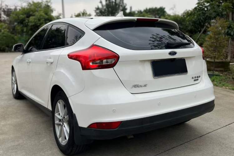 Used Ford Focus 2015 Hatchback EcoBoost 125 Automatic Supreme Style Edition Exterior 8