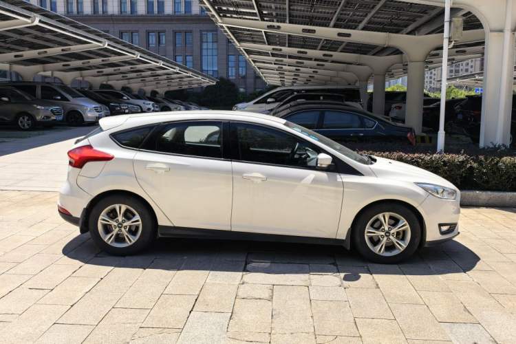 Used Ford Focus 2015 Hatchback 1.6L Automatic Comfort Model Exterior 8