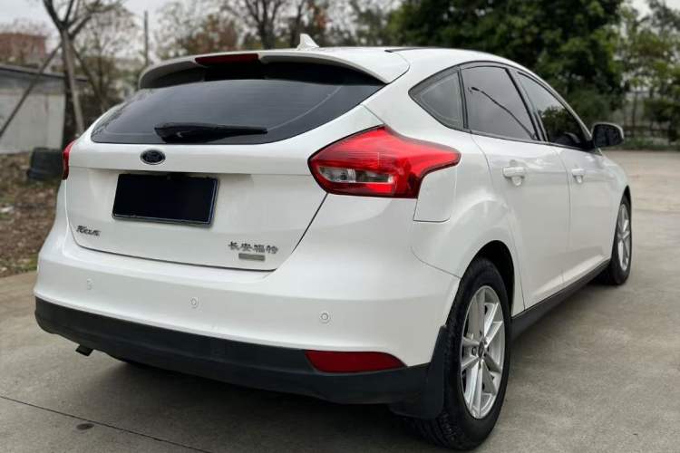 Used Ford Focus 2015 Hatchback EcoBoost 125 Automatic Supreme Style Edition Exterior 9