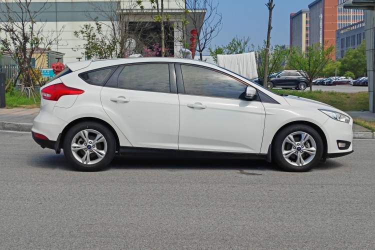 Used Ford Focus 2015 Hatchback 1.6L Automatic Comfort Model Exterior 9