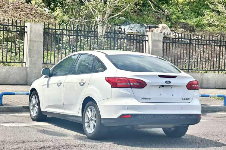 Used Ford Focus 2015 Sedan 1.6L Manual Fashion Edition Exterior 9