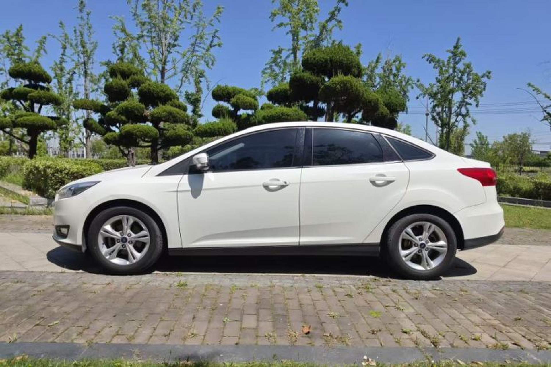 Used Ford Focus 2015 Sedan 1.6L Automatic Comfort Model Exterior 9