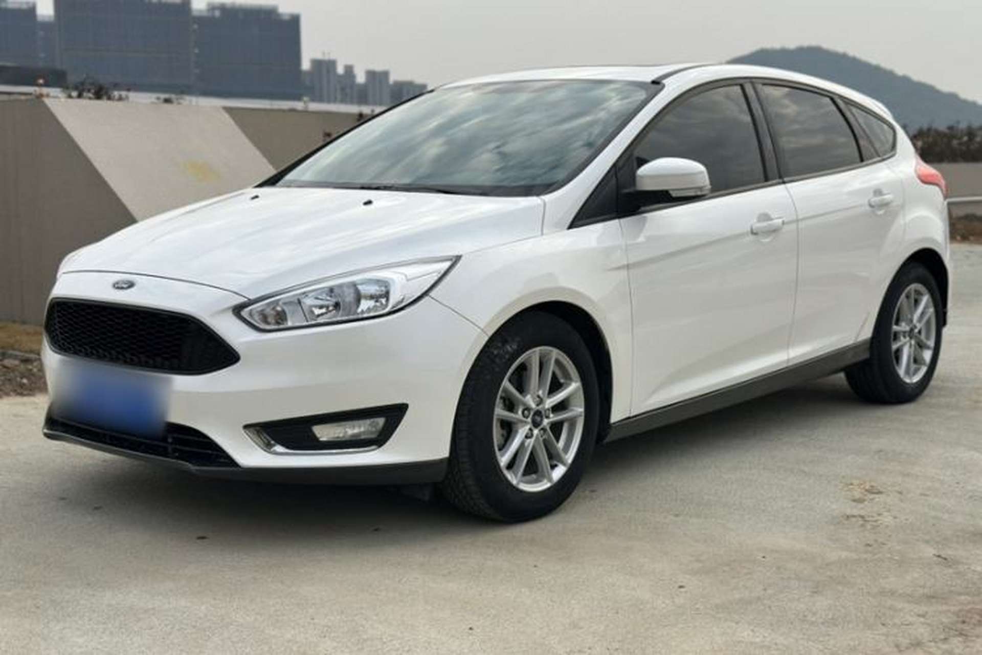 Used Ford Focus 2015 Hatchback EcoBoost 125 Manual – Ultra-Style Edition Front Left 45 Deg